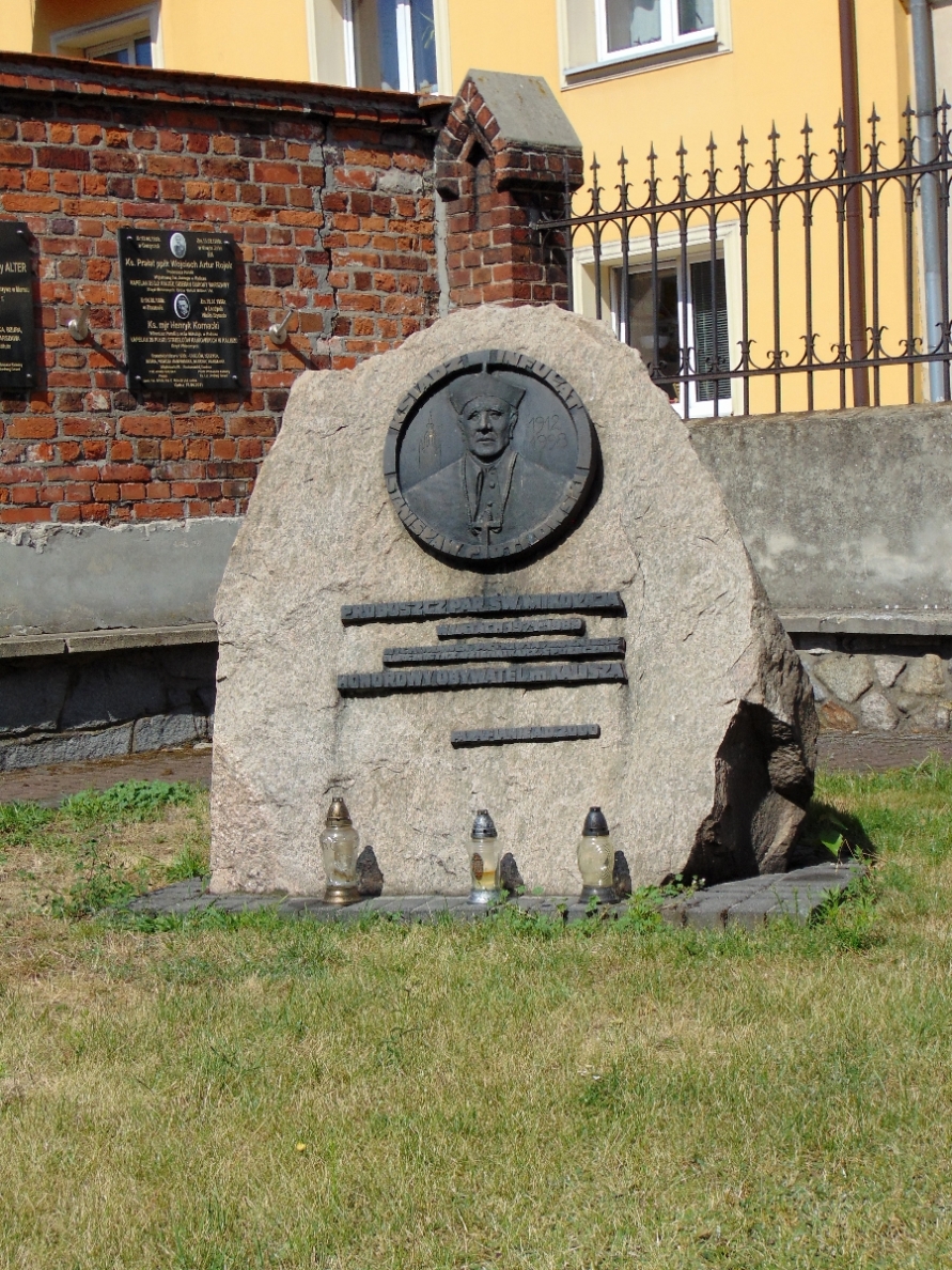 Obelisk pamieci Stanisława Piotrowskeigo przy kościele św. Mikołaja w Kaliszu