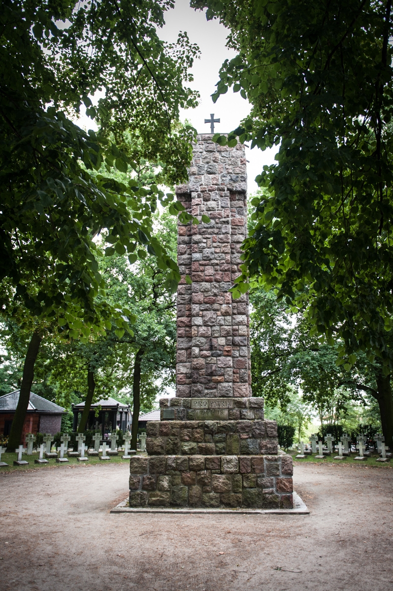 Pomnik  Pro Patria na cmentarzu Wojskowym na Majkowie w Kaliszu