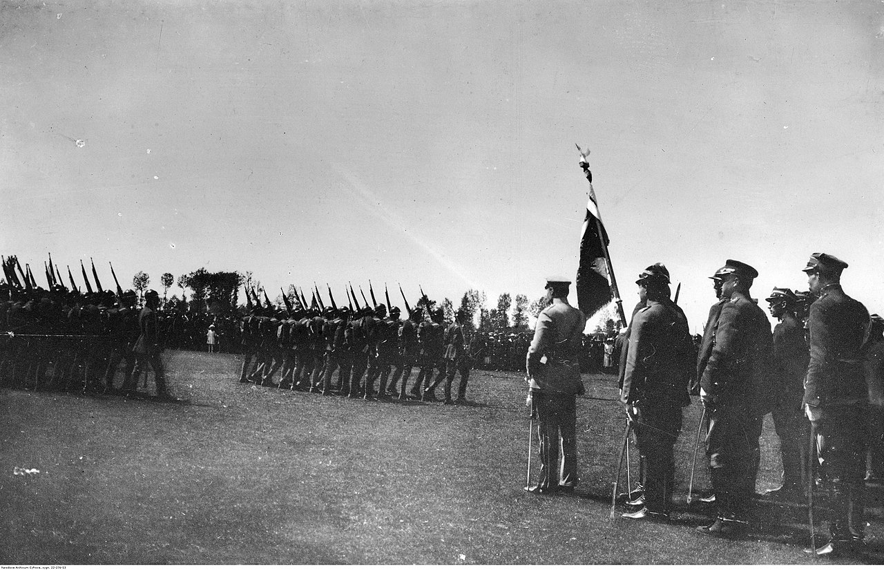 Defilada przed marsz. Józefem Piłsudskim podczas uroczystości nadania pułkowi sztandaru, 15 maja 1921 roku