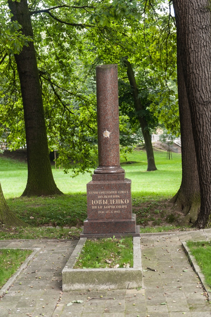 Grób Iwana Dawydenki na Cmentarzu Żołnierzy Radzieckich w Kaliszu