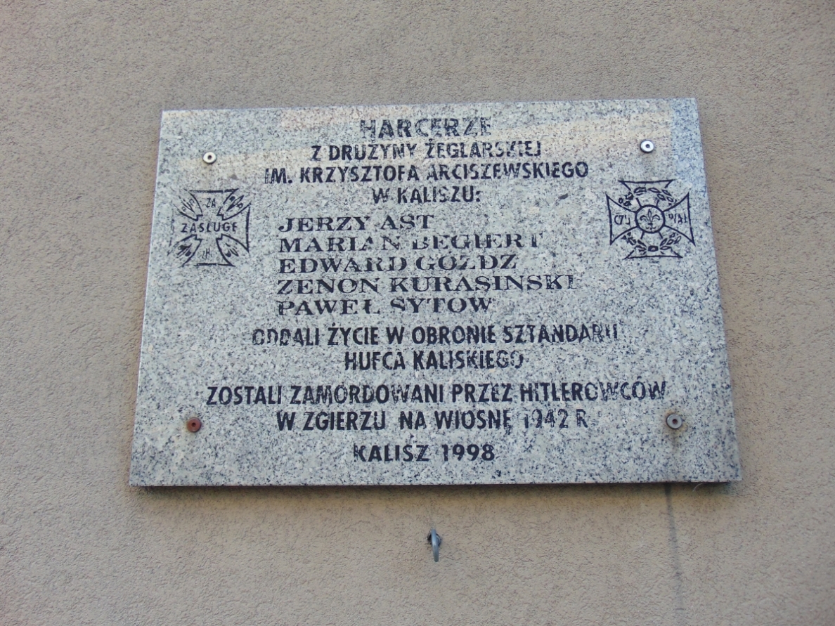 Tablica poświęconą harcerzom 3 Drużyny Żeglarskiej, pomordowanym przez hitlerowców w roku1942