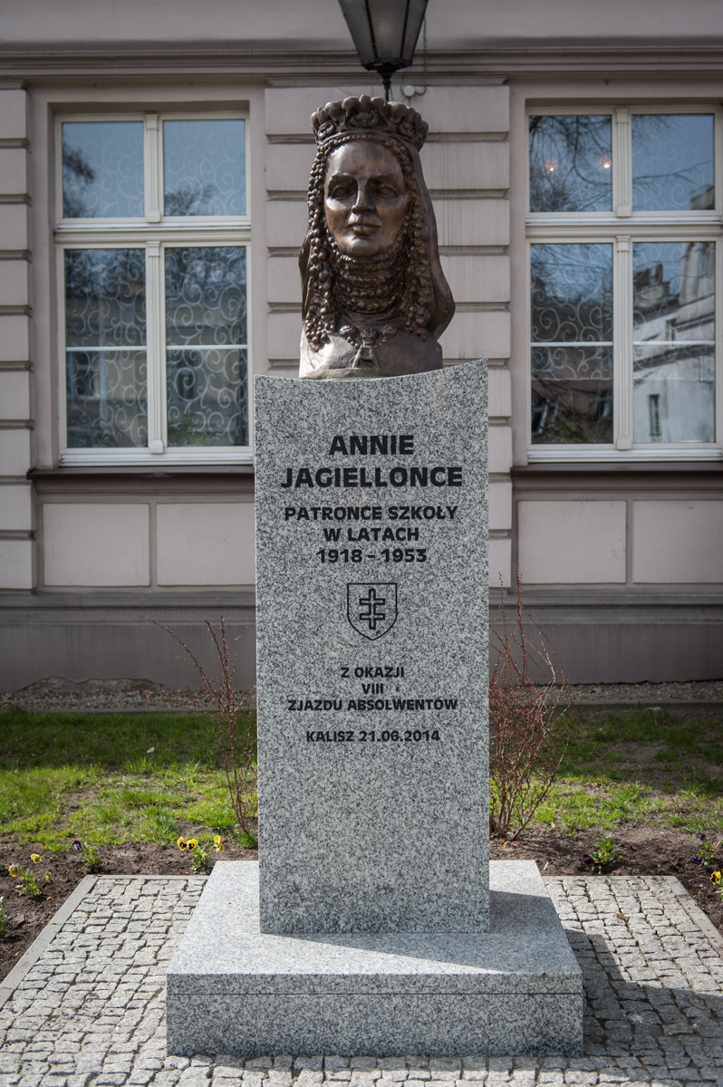 Pomnik Anny Jagiellonki przed gmachem III Liceum Ogólnokształcącego im. Mikołaja Kopernika w Kaliszu 