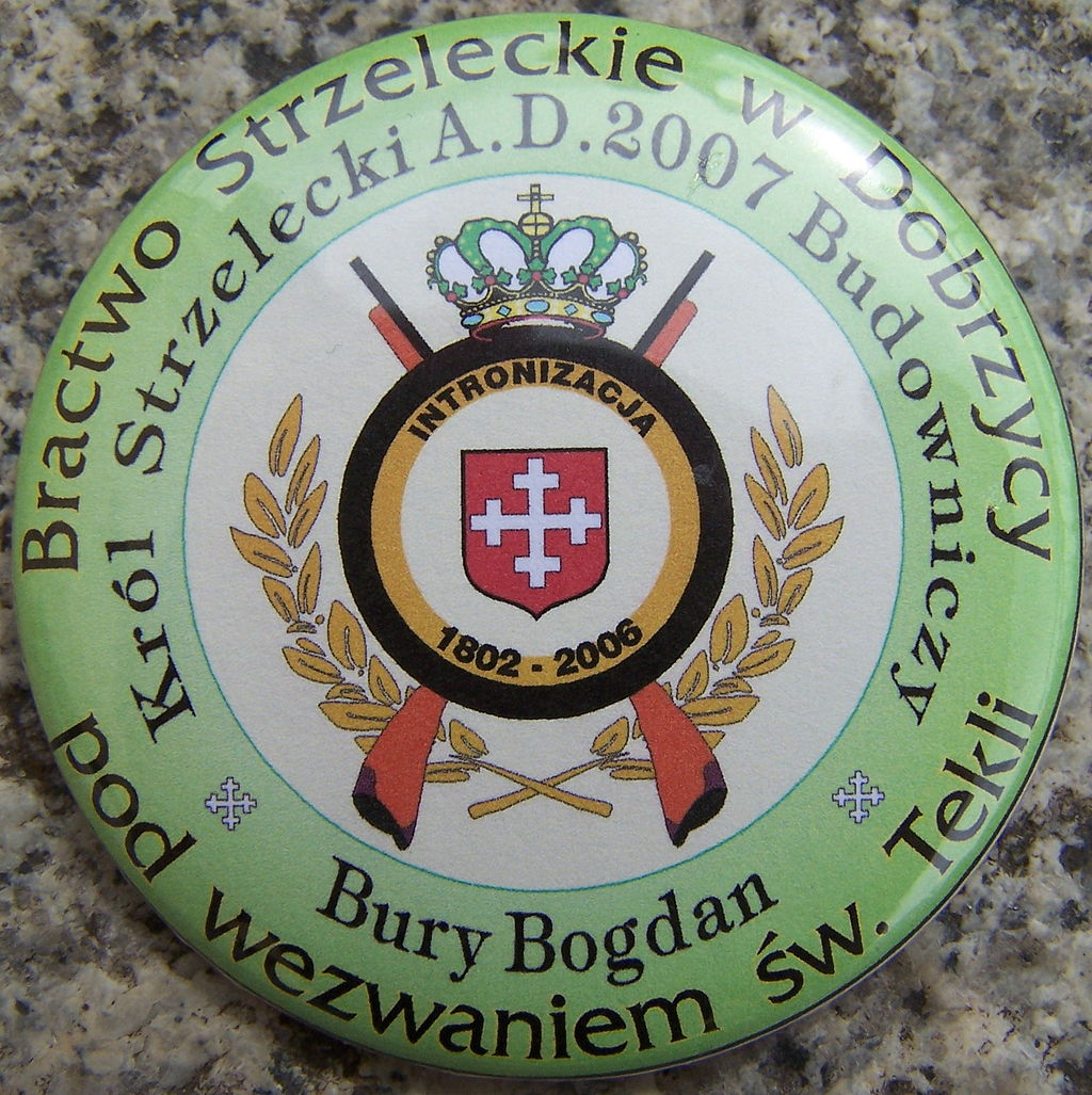 Logo Bractwa Stzreleckeigo w Dobrzycy na okolicznościowej plakietce