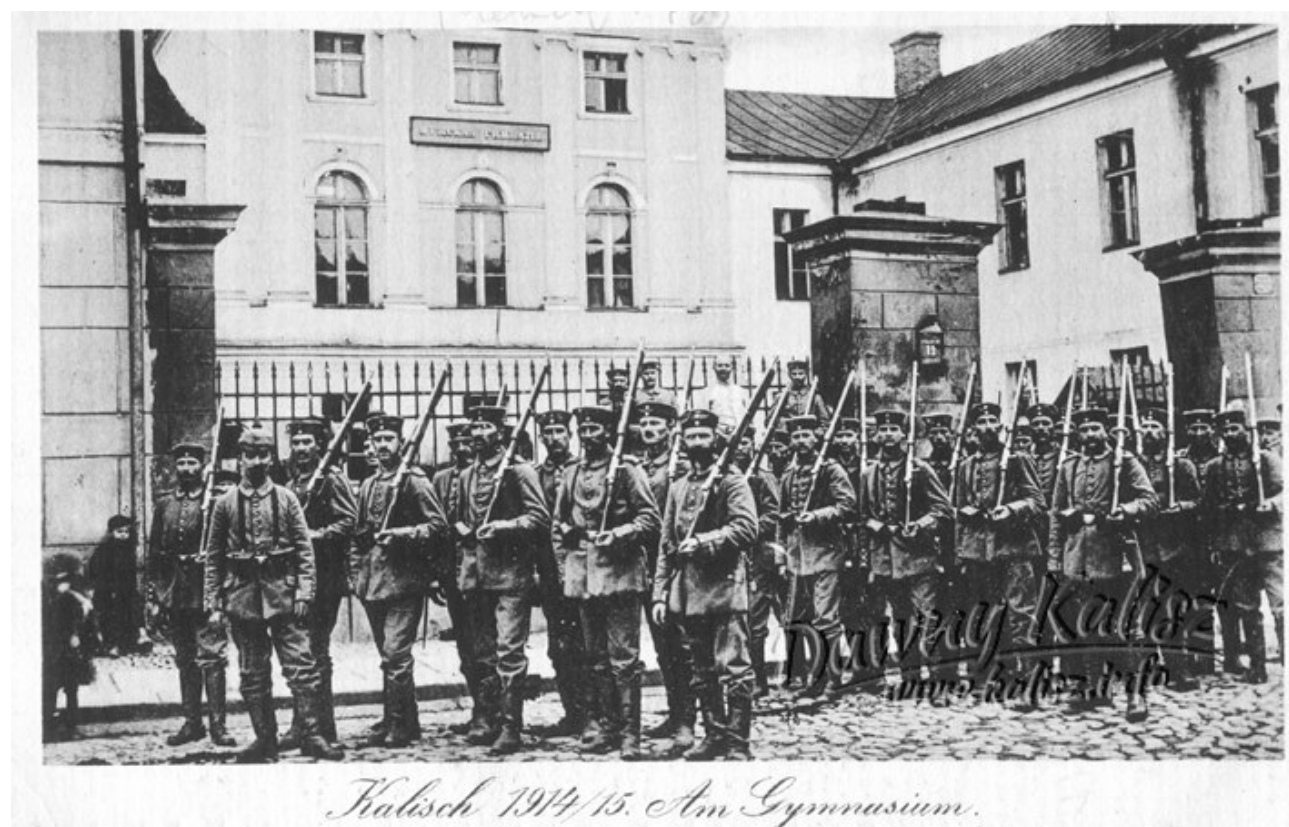 Żołnierze pruscy przed gmachem liceum A. Asnyka 