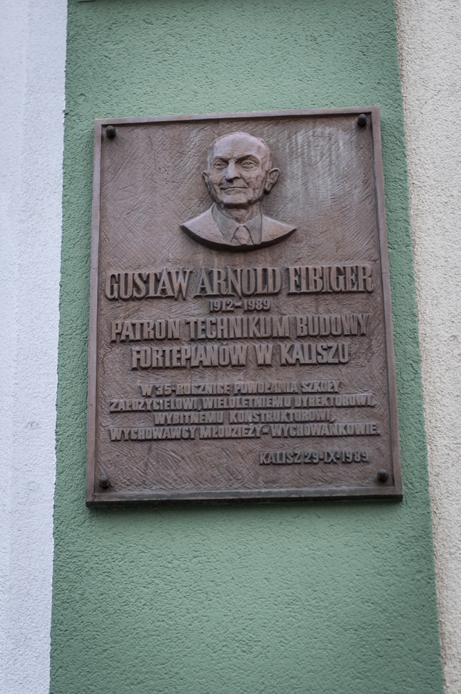 Tablica pamieci Gustawa Arnolda Fibigera na Technikum Budowy Fortepianów