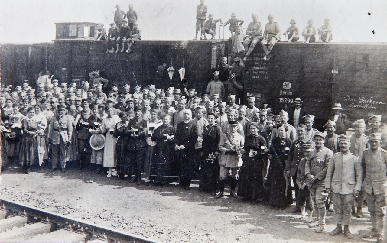 Żołnierze Armii Hallera na dworcu kolejowym w Ostrowie Wielkopolskim