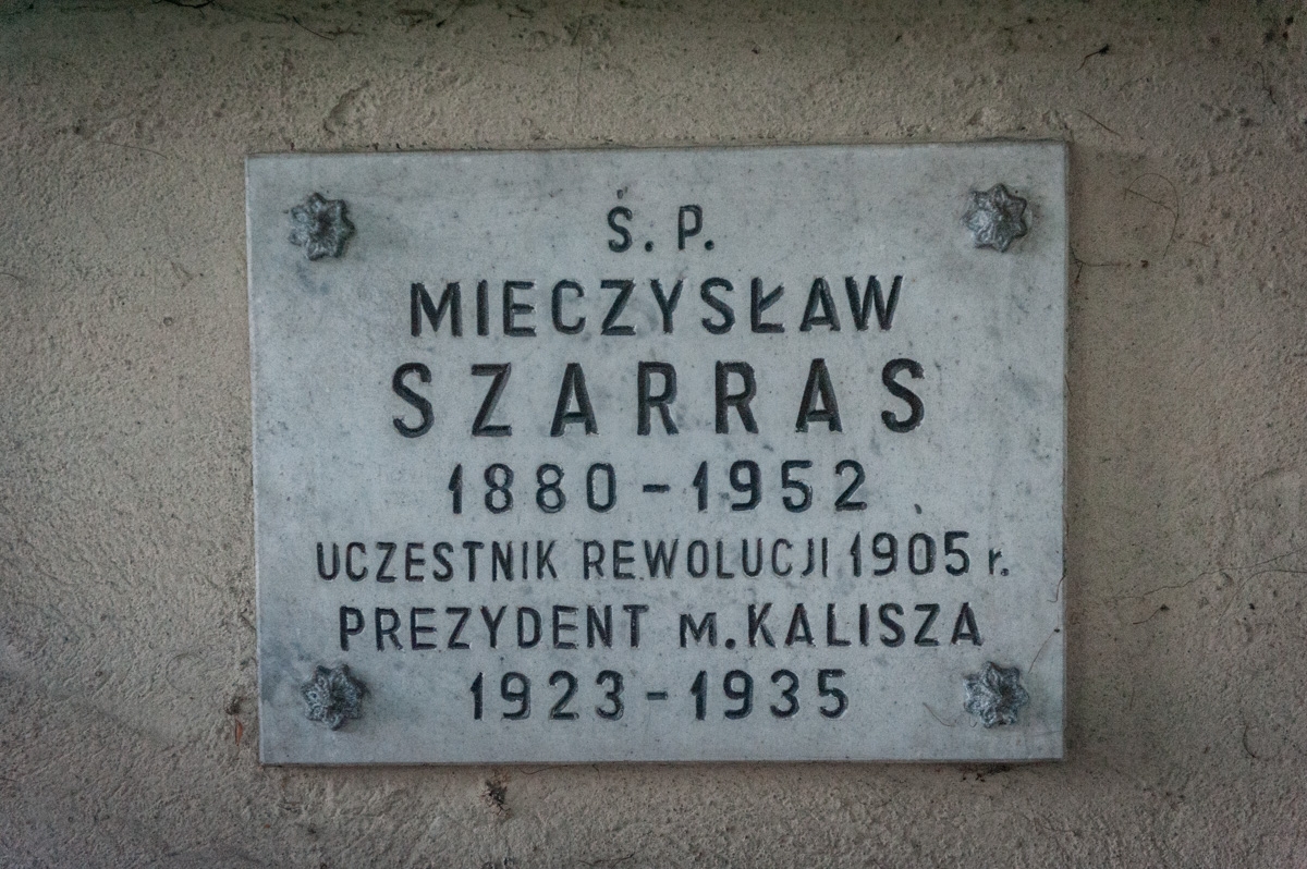 Tablica nagrobna Mieczysława Szarrasa na cmentarzu Miejskim w Kaliszu