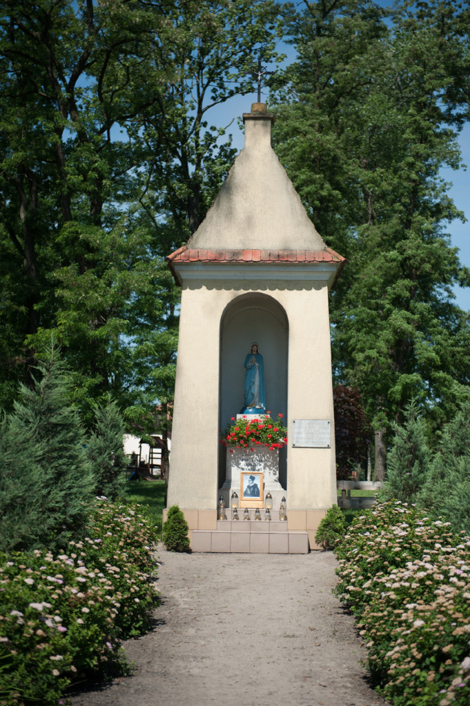 Kapliczka w miejscu neisitsniejace go koscioała kanoników w Stawiszynie