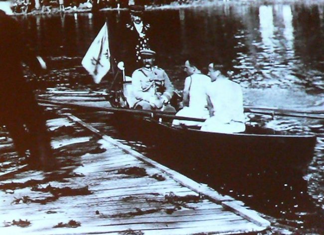 Józef Piłsudski podczas rejsu łódką po Prośnie