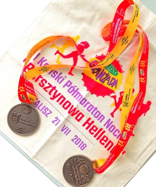 Pamiątkowe medale pierwszej edycji Kaliskiego Półmaratonu Nocnego „Bursztynowa Hellena” 2018
