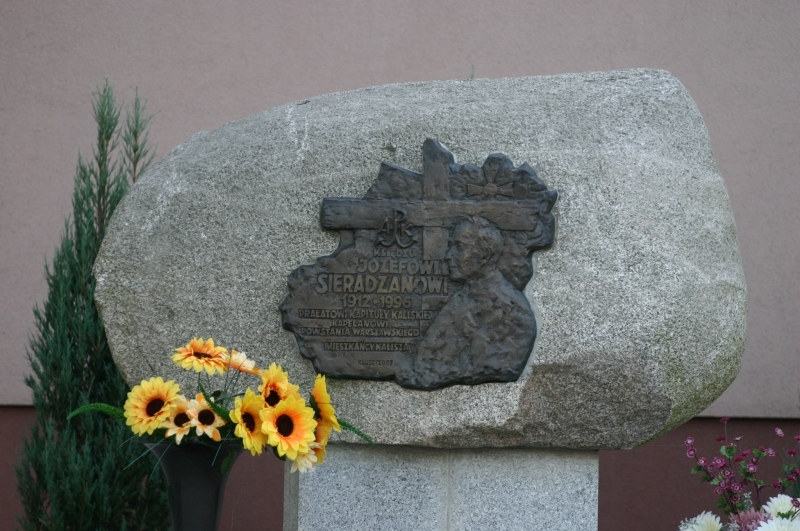 Obelisk  ks. Józefa Sieradzana przed Zespołem Szkół przy ul. Częstochowskiej