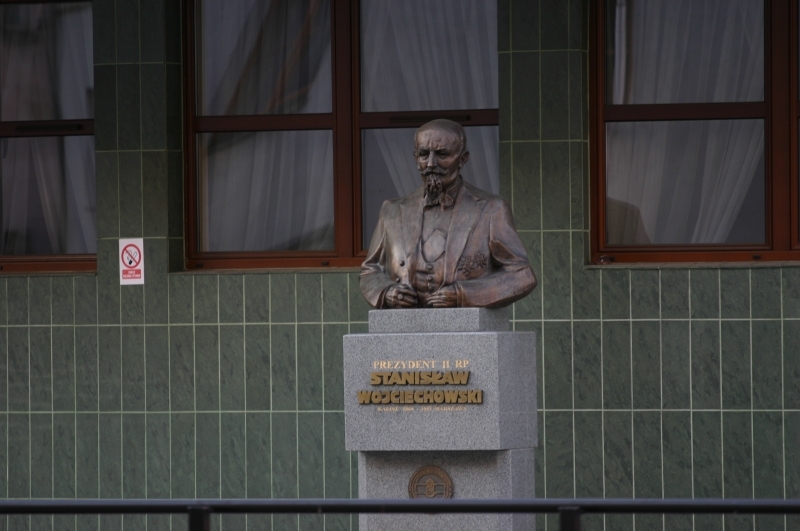 Popiersie Stanisława Wojciechowskiego przed Collegium Novum PWSZ w Kaliszu