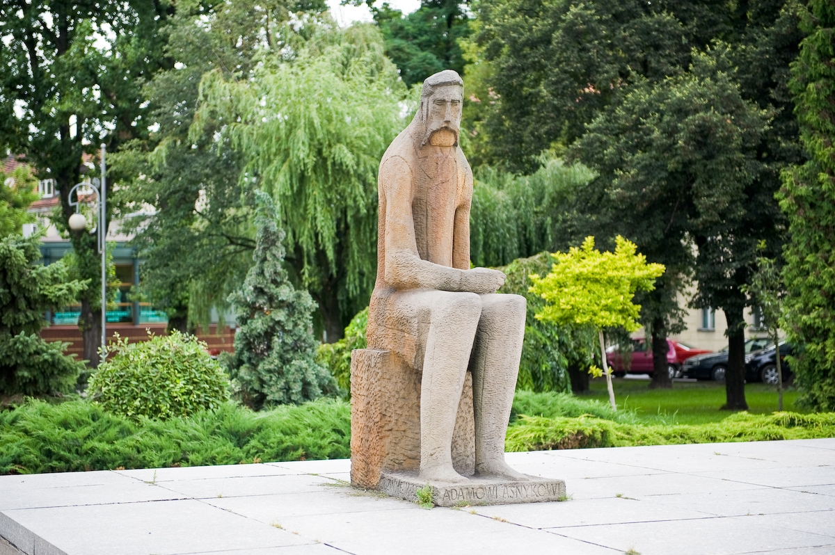 pomnik Adama Asnyka autorstwa Jerzego Jarnuszkiewicza