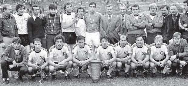 Piłkarze Legii, triumfatorzy rozgrywek o Puchar Polski w 1981 roku. W górnym rzędzie od lewej: Władysław Stachurski (asystent trenera), Paweł Janas, Ignacy Ordon (trener), Edward Załężny, Stefan Majewski, Mirosław Okoński, Jacek Kazimierski, płk Zenon Olszak (szef klubu), nn, Zbigniew Kakietek, Krzysztof Lasoń, nn, dr Henryk Soroczko oraz Ryszard Kosiński (kierownik drużyny). W dolnym rzędzie od lewej: Witold Sikorski, Janusz Baran, Marek Kusto, Krzysztof Adamczyk, Henryk Miłoszewicz, Stanisław Sobczyński, kapitan drużyny Adam Topolski, Ryszard Milewski oraz Krzysztof Sobieski.