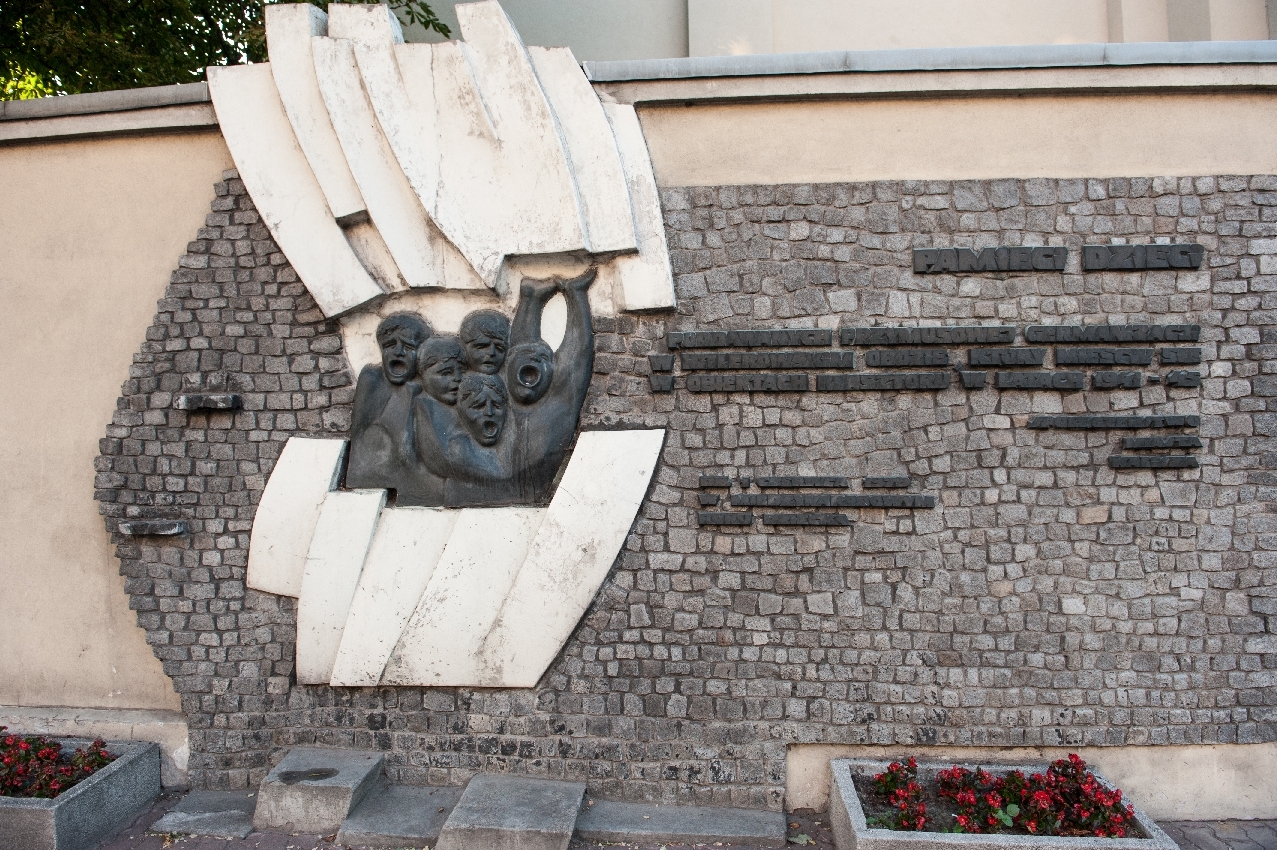 Płaskorzeźba ku czci germanizowanych dzieci polskich