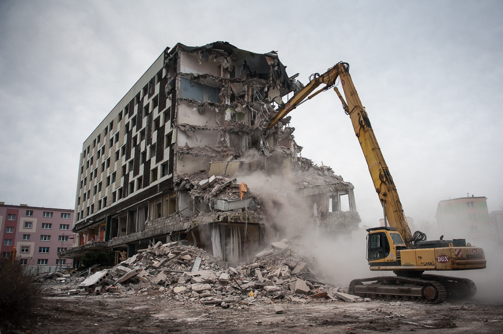Hotel PROSNA w Kaliszu podczas rozbiórki